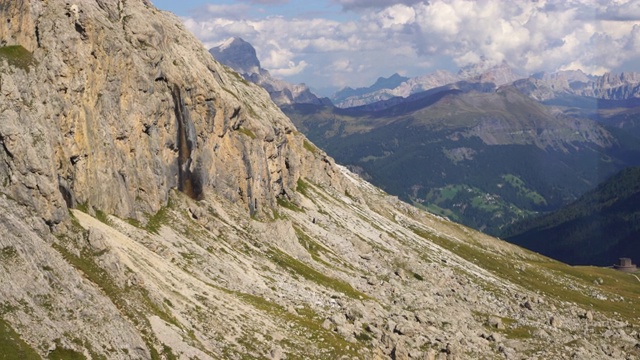 在Piz Boe之上，SAS Pordoi高山，Dolomites，意大利泰洛阿尔卑斯山视频素材