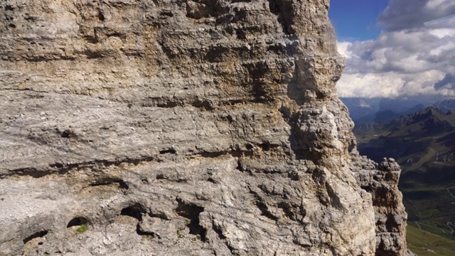 在Piz Boe之上，SAS Pordoi高山，Dolomites，意大利泰洛阿尔卑斯山视频素材