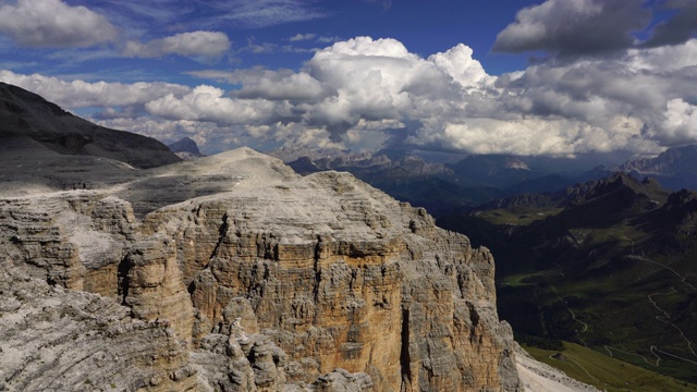 在Piz Boe之上，SAS Pordoi高山，Dolomites，意大利泰洛阿尔卑斯山视频素材