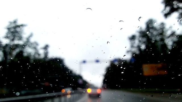 在雨中危险驾驶，车辆超速行驶，能见度低，有发生事故的风险视频素材