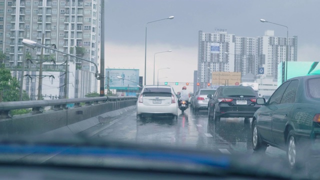 亚洲男人白天在大雨中开车。视频素材