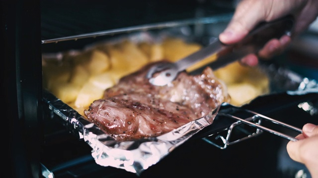 烤箱里的烤猪肉排视频素材