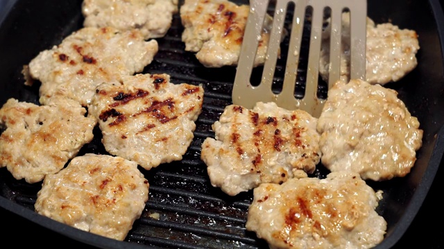 炸肉片放在煎锅上烤着。准备油炸食品、家常菜、牛肉视频素材