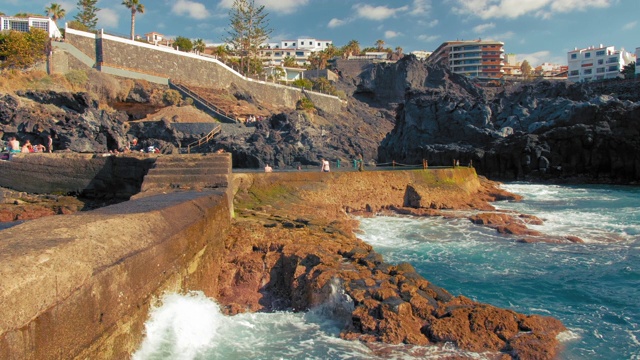 2019年1月，西班牙，加那利岛，特内里费岛，Los Gigantes，人们在大西洋海景自然泳池游泳和放松。大西洋的海浪冲击着岩石海岸视频素材