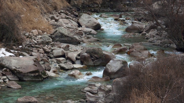 冰川河流过峡谷，穿过山石视频素材