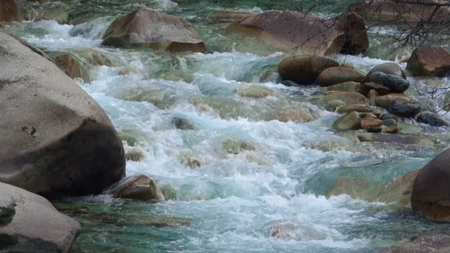 冰川河流经山石。特写镜头视频素材