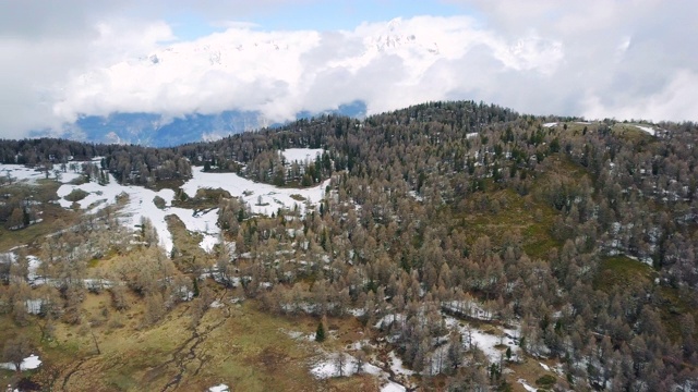 山上的建筑，森林被雪覆盖视频素材