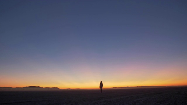 夕阳落在加州沙漠的一个女人身上，低角度视频素材