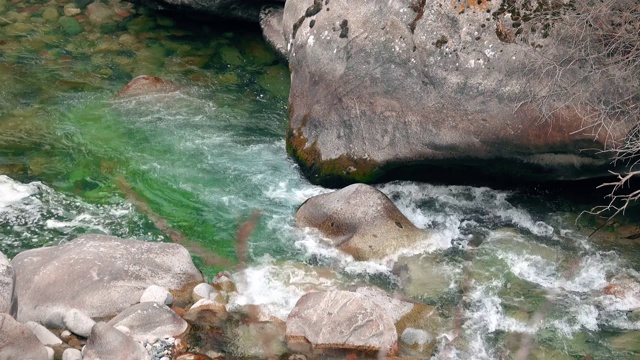 冰川河流经山石视频素材