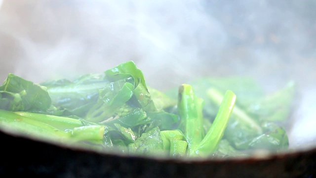 用平底锅煎芥蓝视频素材