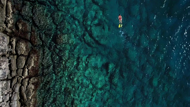 浮潜在清澈的绿松石海视频素材