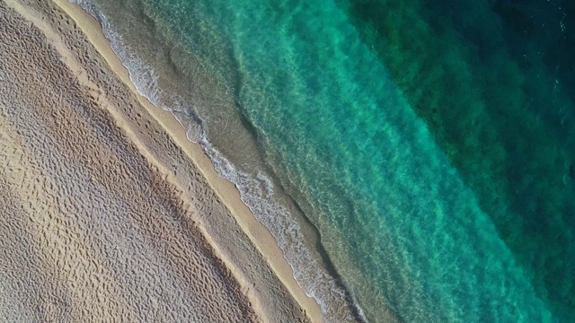 鸟瞰清澈的绿松石大海和波浪视频素材