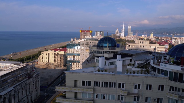 巴统，从高层建筑的全景。黑海沿岸的各种建筑、屋顶、房屋、堤岸视频素材