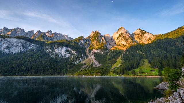 雾动的时间流逝和雾在早晨，美丽的风景景观岣湖山在秋天。萨尔兹卡默古特地区上奥地利视频素材