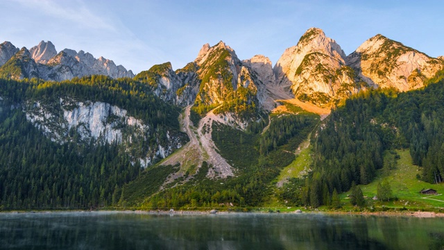 雾动的时间流逝和雾在早晨，美丽的风景景观岣湖山在秋天。萨尔兹卡默古特地区上奥地利视频素材