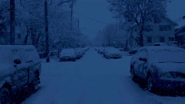 傍晚大雪中的住宅道路视频素材