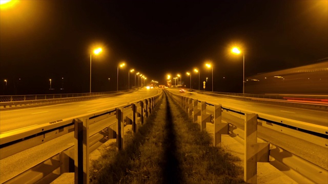 在街道上驾驶汽车。时间流逝。晚上路灯。Hyperlapse。驾驶汽车POV在道路城市在夜晚在明亮的灯光交通。视频素材