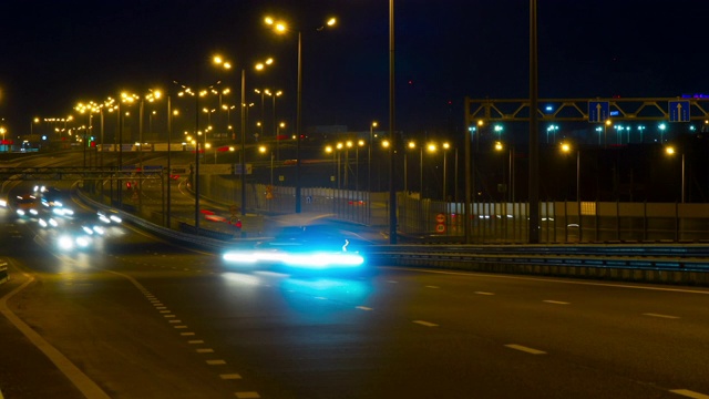 在街道上驾驶汽车。时间流逝。晚上路灯。Hyperlapse。驾驶汽车POV在道路城市在夜晚在明亮的灯光交通。视频素材