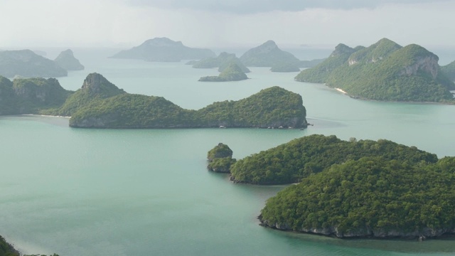 鸟瞰图鸟瞰图的海洋岛屿在昂通国家海洋公园附近的旅游天堂苏梅岛热带度假胜地。泰国湾的群岛。田园诗般的自然背景视频素材