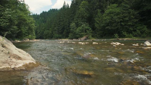 乌克兰黑切利莫什，夏日美丽的山河景色。快速流动的水和岩石视频素材