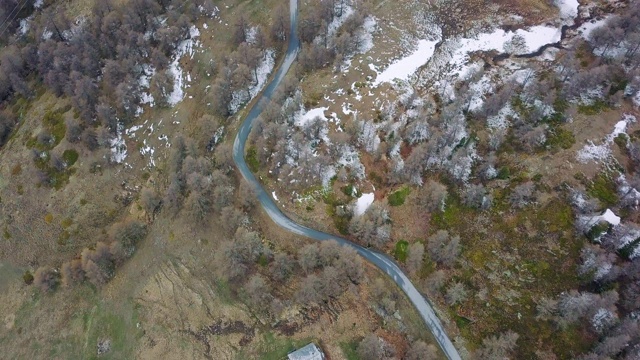 通往一座山的山路。现在是春天，你仍然可以看到积雪和雾视频素材