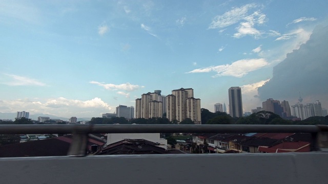 4K鸟瞰吉隆坡城市景观与建筑从地铁窗口视频素材