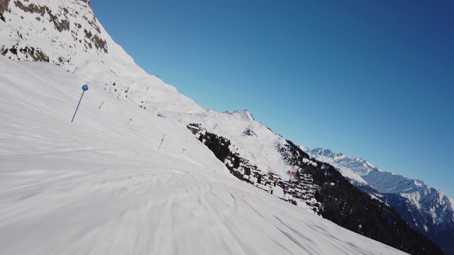 从瑞士的一个斜坡上滑雪下山视频素材