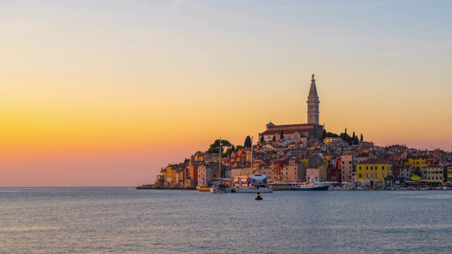 Rovinj老城和圣欧菲米亚大教堂日落场景，Rovinj，伊斯特里亚，克罗地亚视频素材