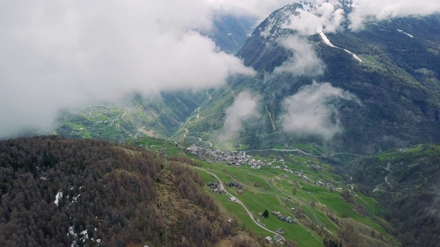 有雾的小山村和最后一个春天有雪的地方仍然可以看到视频素材