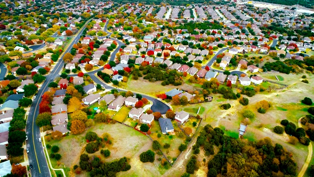 秋天的树叶秋天的郊区社区豪华居住在扩大奥斯汀，德克萨斯州郊区视频素材