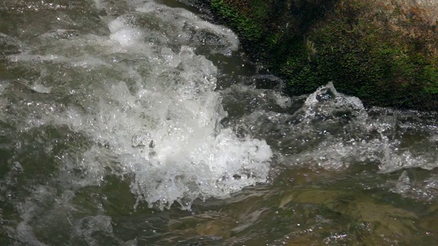 巨石附近湍急的河水视频素材