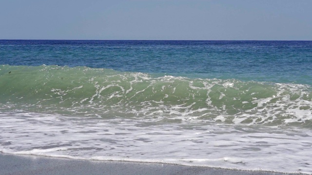 热带海滩主题:加勒比海岛屿海滩海浪的慢动作视图视频素材