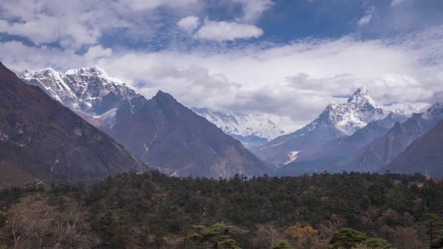 阳光明媚的阿玛达布拉姆和塔波切山。喜马拉雅山脉、尼泊尔视频素材