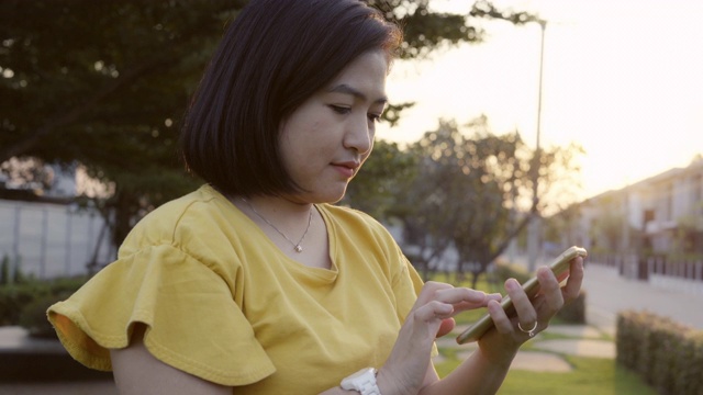 女性使用智能手机视频素材