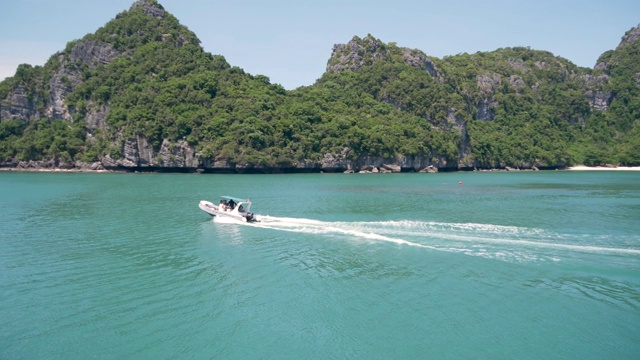 一组海岛在昂通国家海洋公园附近的苏梅岛天堂热带旅游胜地。泰国湾的群岛。田园诗般的绿松石海洋自然背景与复制空间视频素材