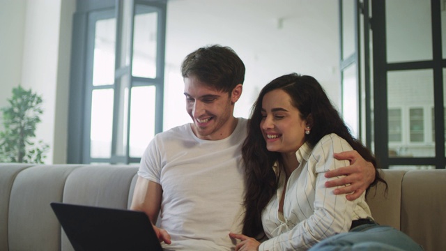 年轻夫妇有skype电话在家里。一对快乐的夫妇挥手。视频素材