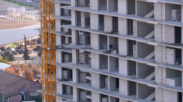 施工现场与施工人员和起重机。建筑工地的工人视频素材