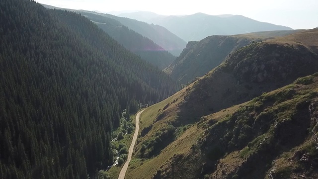 在山区道路上驾驶汽车的鸟瞰图视频素材