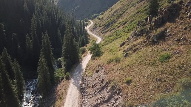 在山区道路上驾驶汽车的鸟瞰图视频素材