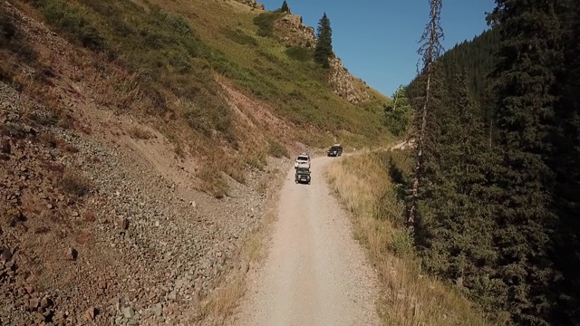 在山区道路上驾驶汽车的鸟瞰图视频素材