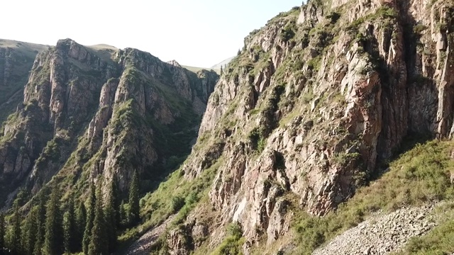 在山区道路上驾驶汽车的鸟瞰图视频素材