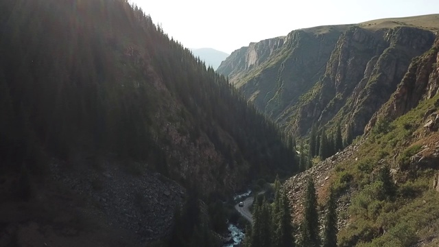 在山区道路上驾驶汽车的鸟瞰图视频素材