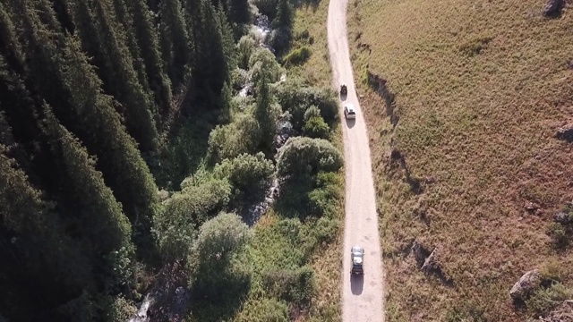 在山区道路上驾驶汽车的鸟瞰图视频素材