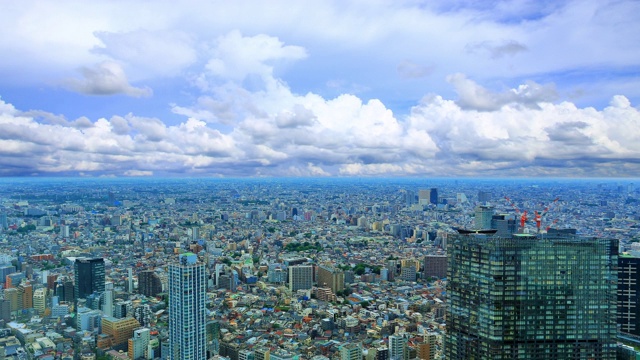 日本东京都政府大楼上空的蓝天和云景视频下载