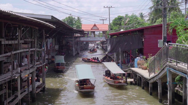 泰国Ratchaburi的Damnoen Saduak，最著名的传统水上市场和文化旅游目的地视频素材