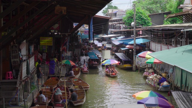 泰国Ratchaburi的Damnoen Saduak，最著名的传统水上市场和文化旅游目的地视频素材