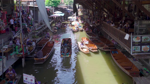 泰国Ratchaburi的Damnoen Saduak，最著名的传统水上市场和文化旅游目的地视频素材