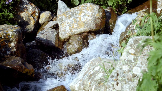 冰川水从山上流过岩石视频素材