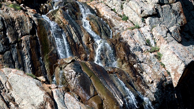 热天，山水从岩石上流下来视频素材