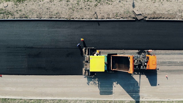 俯视图的道路制造商铺展沥青视频素材